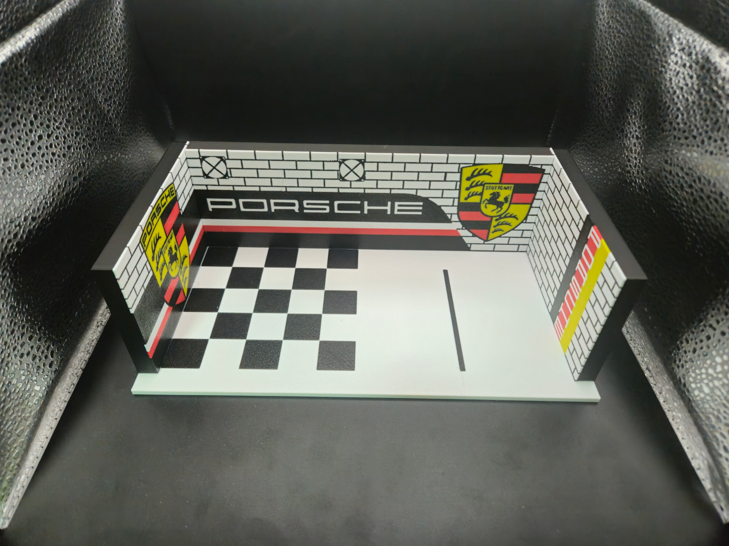 Porsche Garage Diorama - 1:64