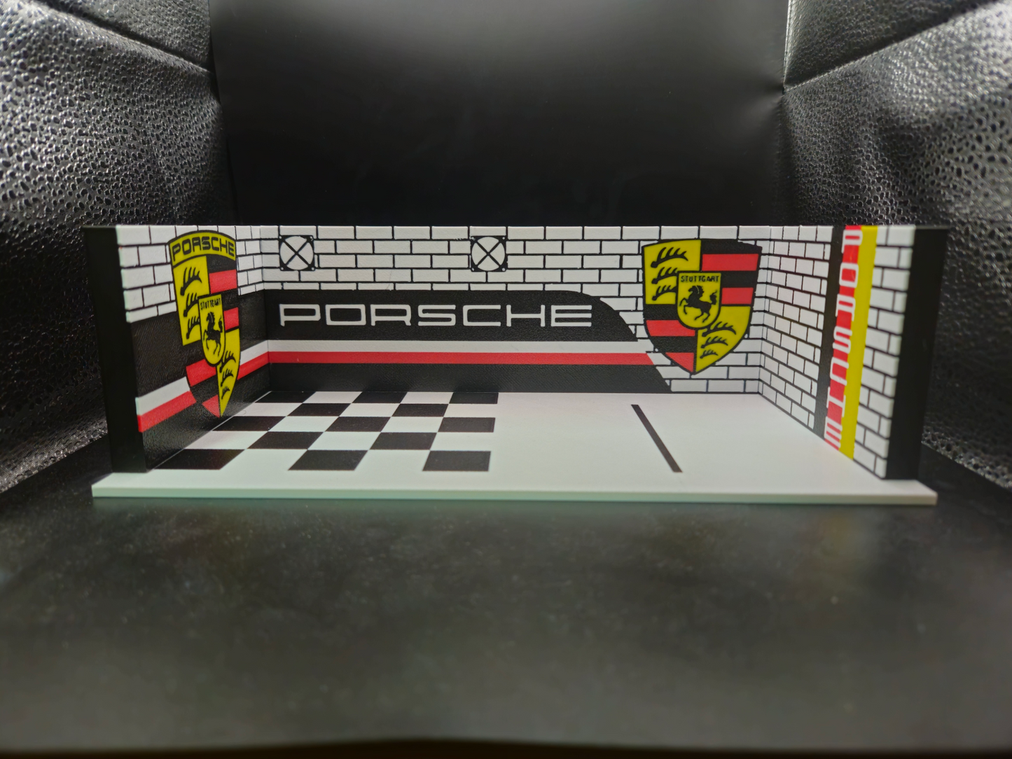 Porsche Garage Diorama - 1:64