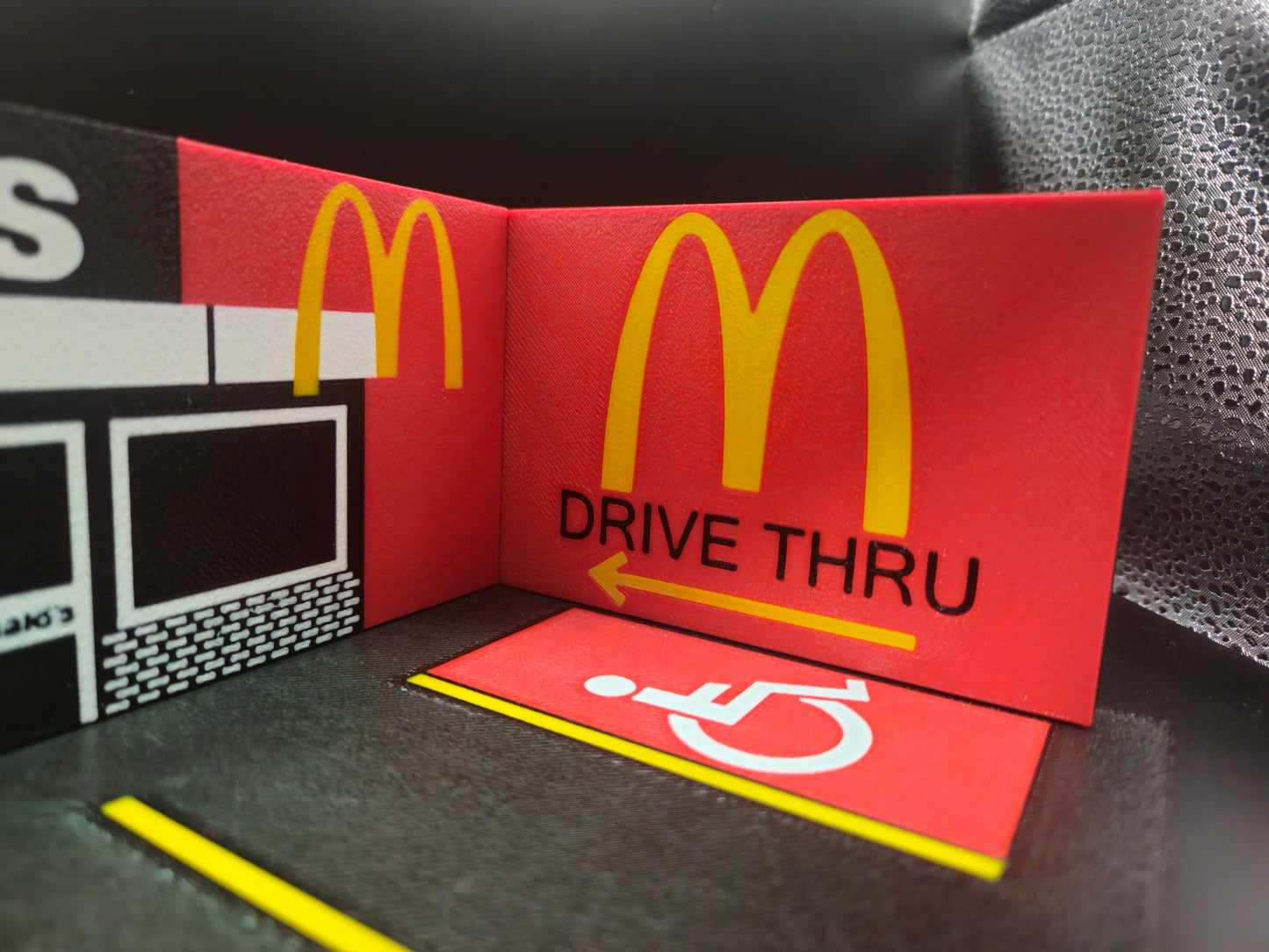 McDonalds Garage Diorama - 1:64