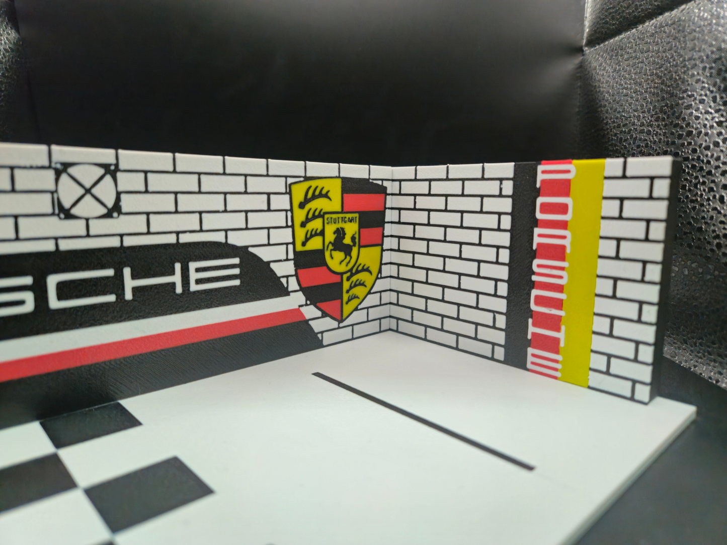 Porsche Garage Diorama - 1:64