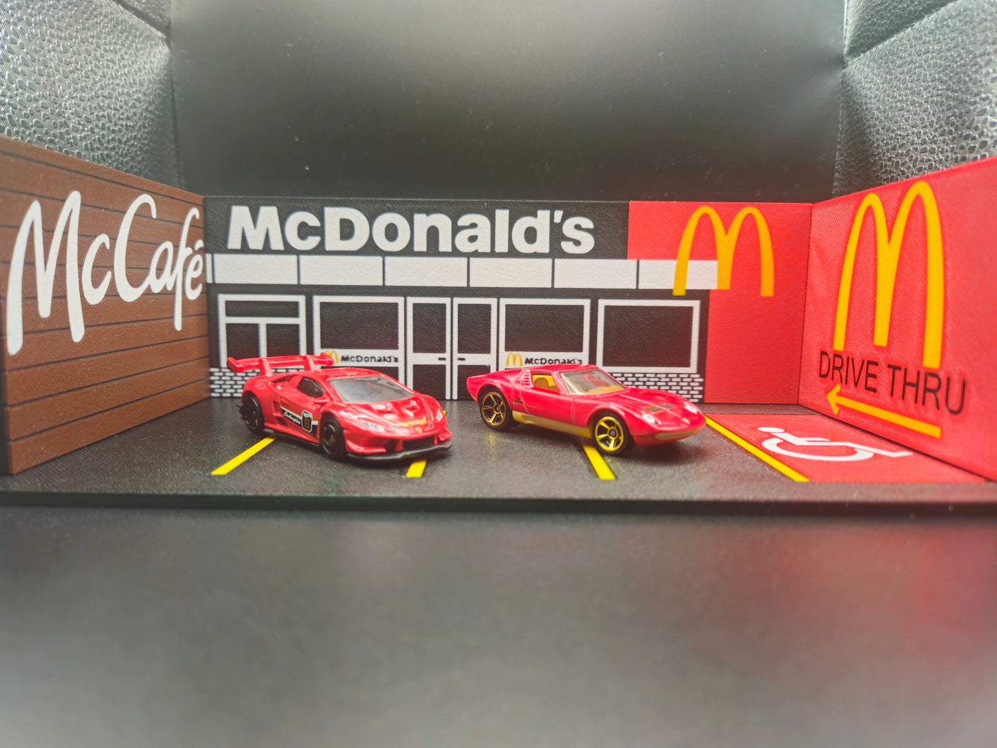 McDonalds Garage Diorama - 1:64