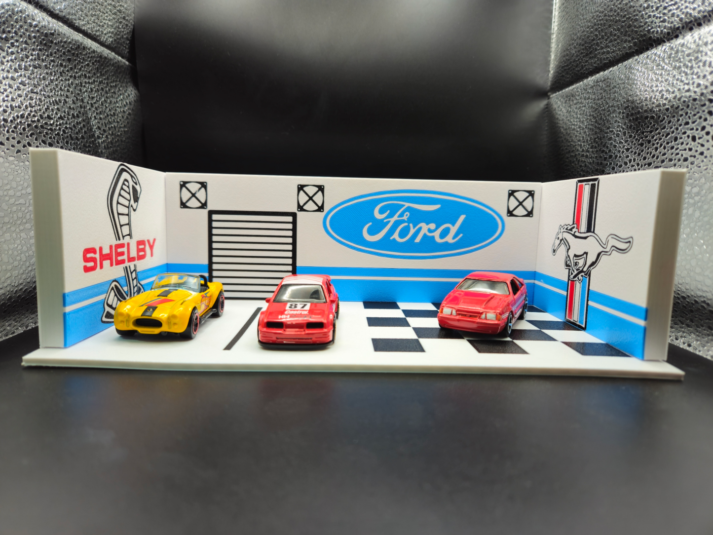 Ford Garage Diorama - 1:64