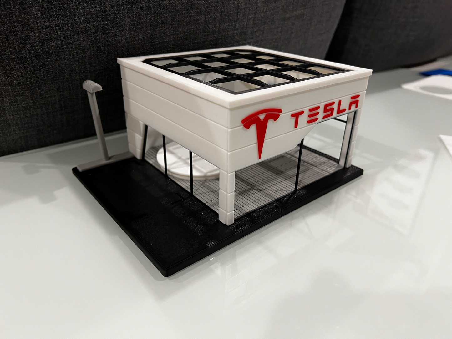 Tesla Showroom Dioraması - 1:64