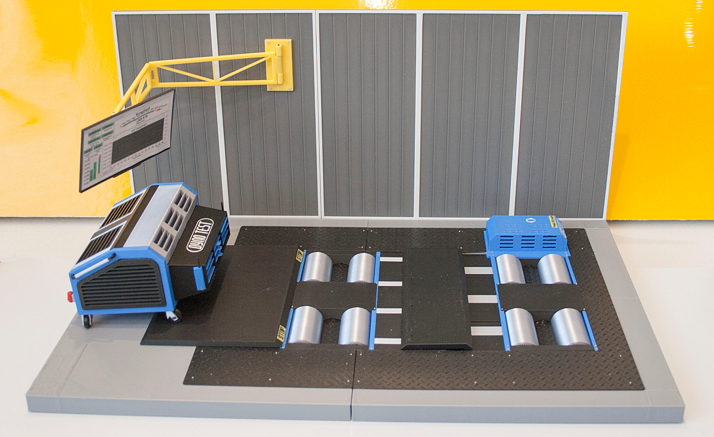 Dyno Test Center Diorama - 1:18