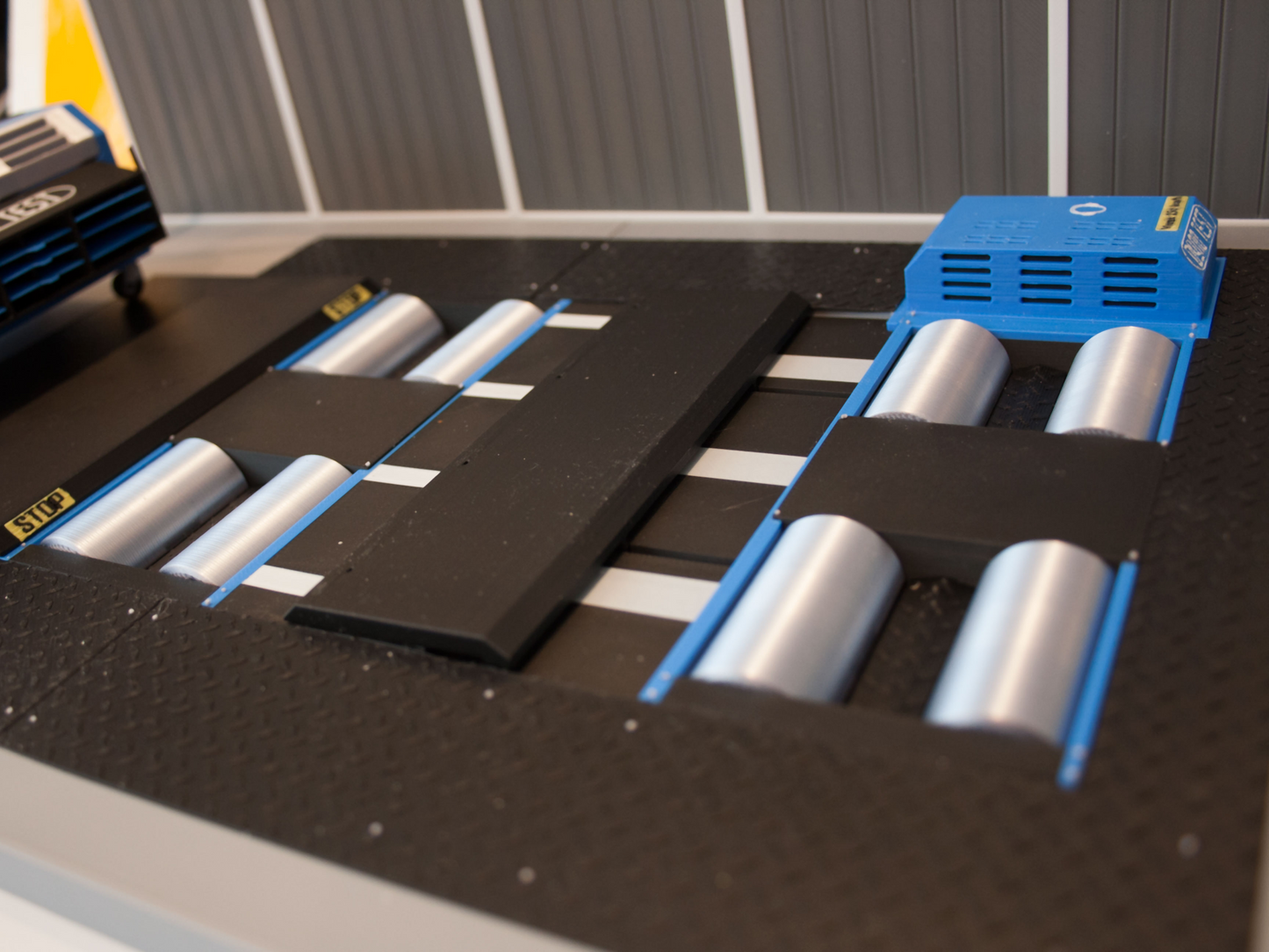 Dyno Test Center Diorama - 1:18