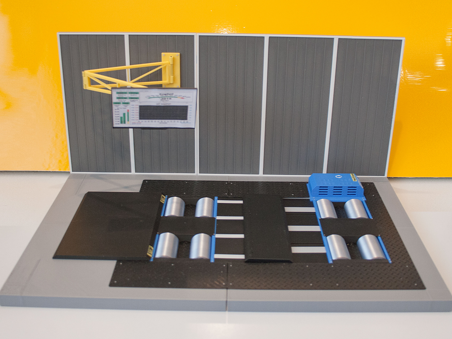 Dyno Test Center Diorama - 1:18