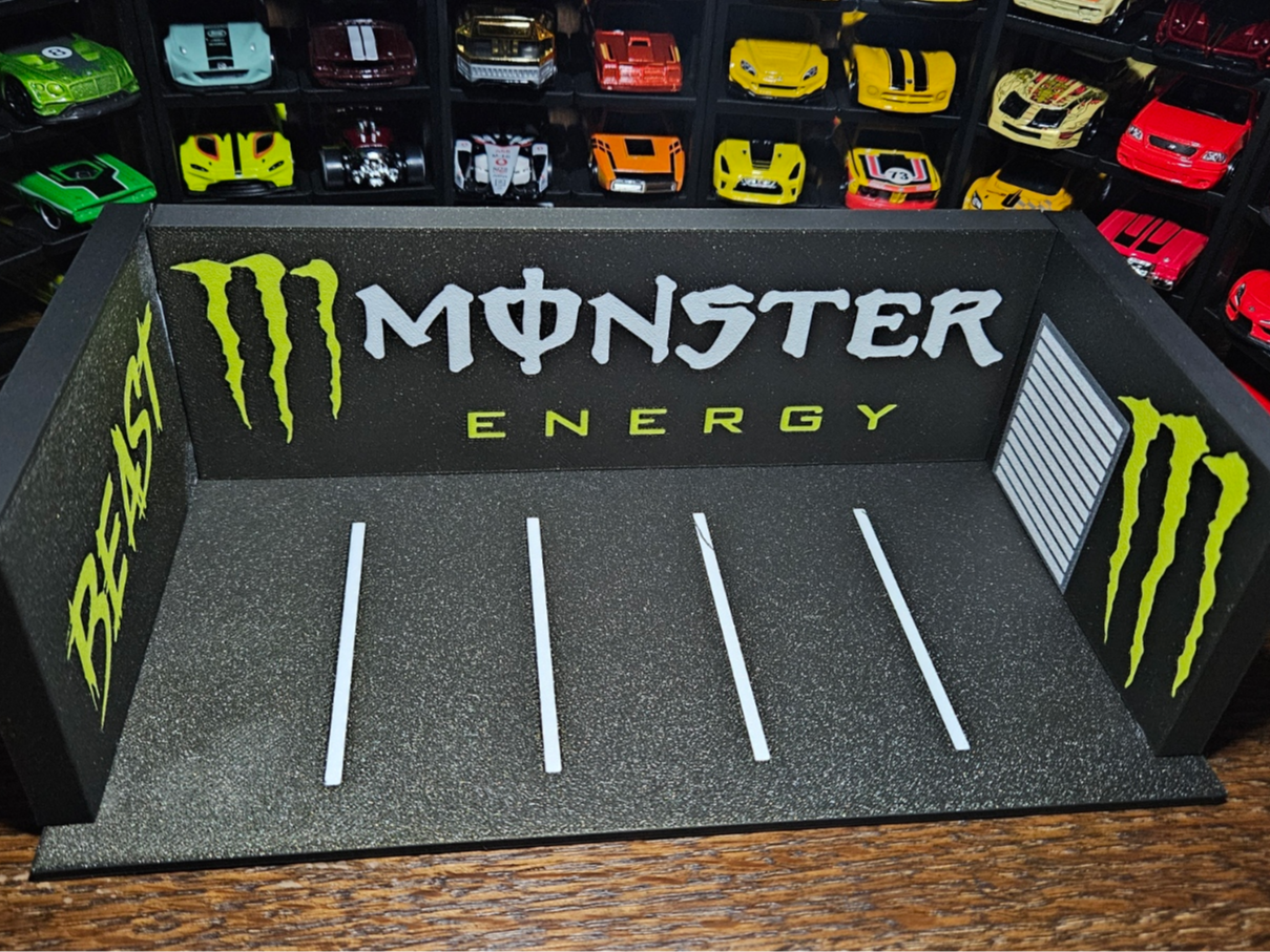 Monster Garage Diorama - 1:64