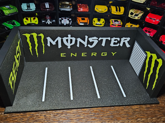 Monster Garage Diorama - 1:64