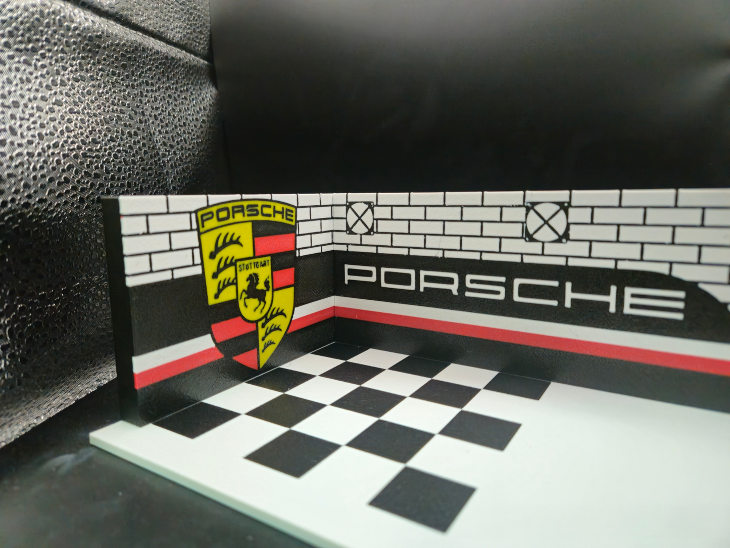 Porsche Garage Diorama - 1:64